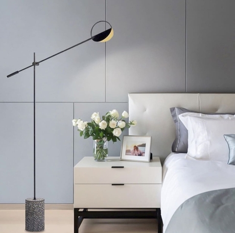 Торшер в черном цвете корпуса с натуральным камнем