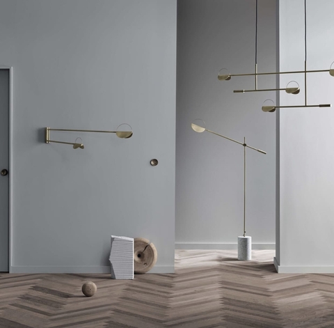 Торшер в золотистом цвете корпуса с натуральным камнем