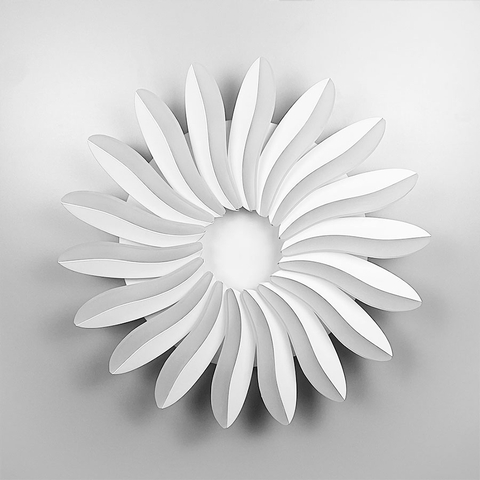 Стельова біла LED люстра у вигляді квітки