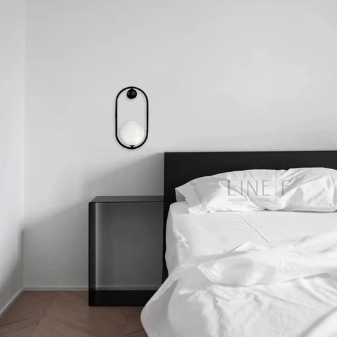 Настінний чорний світильник з білим плафоном