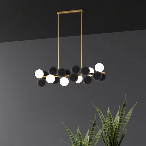 Видовжена латунна люстра HOLLY L з чорно-білими плафонами 100 см