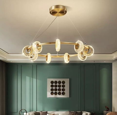 Підвісна люстра у корпусі золотого кольору