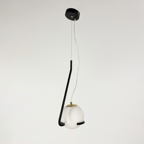 Подвес с белым плафоном и черной металлической обводкой