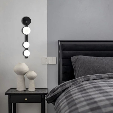 Настінний чорний світильник з 3 білими плафонами