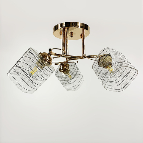 Золотая люстра на 3 плафона с черно-белыми узорами