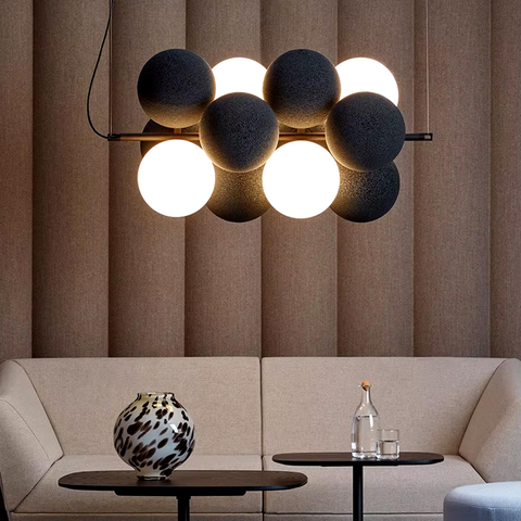 Видовжений чорний світильник на 4 білих та 8 чорних плафонів