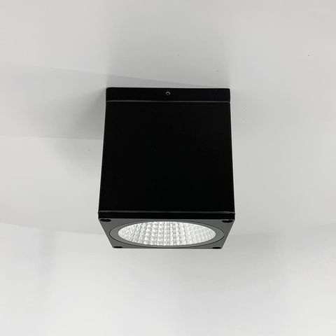 Вуличний стельовий чорний світильник прямокутної форми