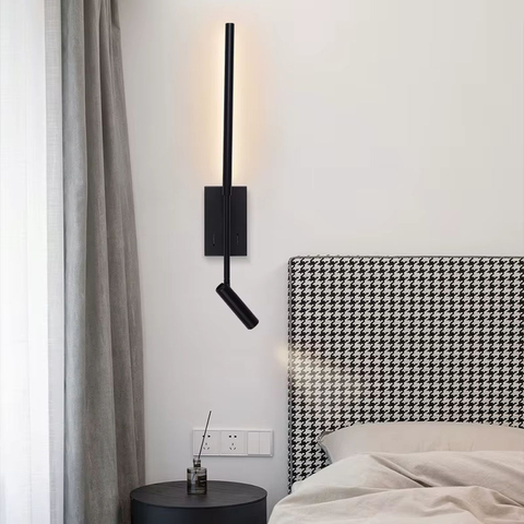 Чорне видовжене бра із регулюючим спотом та вимикачем