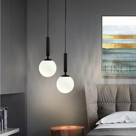 Подвесной латунный светильник с белым матовым плафоном