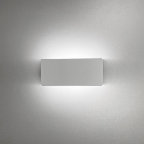 Біле мінімалістичне регулююче бра 19х8 см