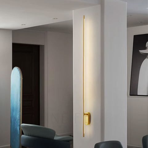 Сучасне лінійне бра в латунному корпусі 150 см