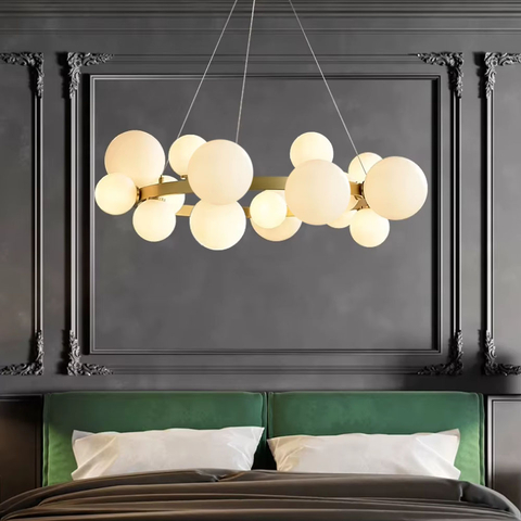 Кольцевая латунная люстра с 18 белыми плафонами Ø 90 см