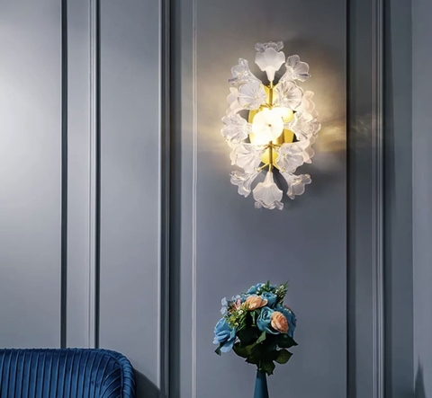 Бра із декоративними квітами на корпусі з прозорого та білого матового скла