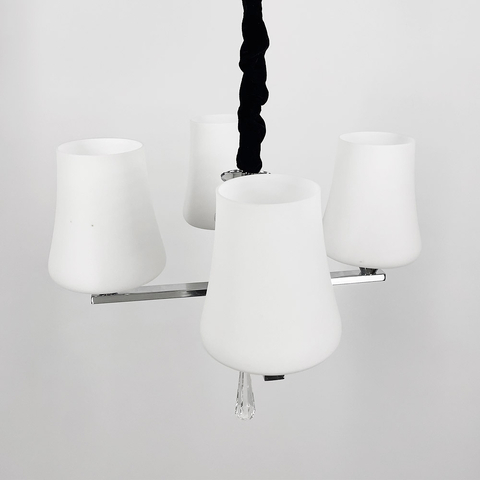 Елегантна підвісна люстра на 4 білих плафони