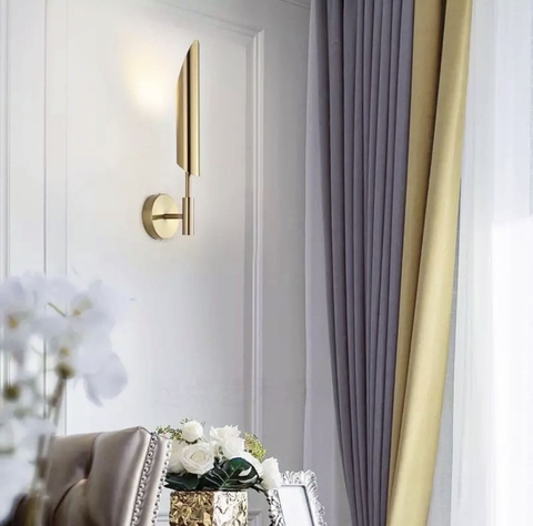 Бра в корпусі латунь з металевим видовженим плафоном 