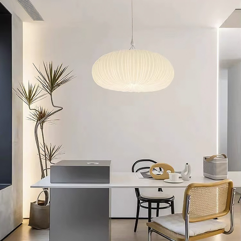 Підвісний світильник з білим фігурним абажуром Ø 38 см