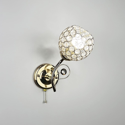 Бра в золотом корпусе с хрустальным плафоном