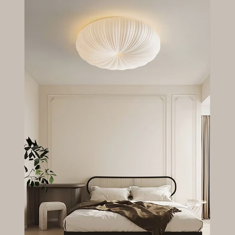 Потолочный светильник с белым фигурным абажуром Ø 50 см