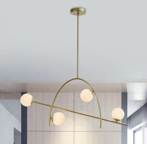 Люстра в золотистом корпусе на 4 миниатюрных белых матовых плафона.