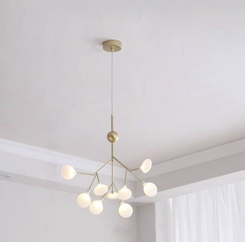 Світильник з імітацією гілочки у золотому корпусі із матовими плафонами