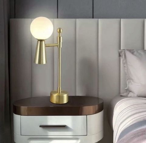 Золота лампа ABELINA з білим плафоном на два джерела світла