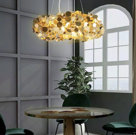 Изысканная золотая кольцевая люстра с металлическими монетками Ø 60 см