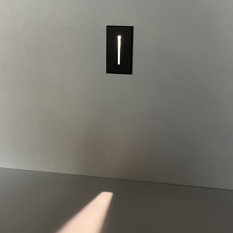 Светильник для лестницы в черном корпусе со световой линией 100х55 мм