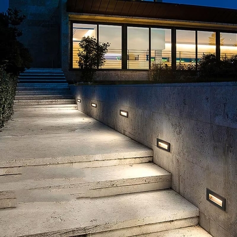 Світильник для сходів у чорному горизонтальному корпусі 202х57 мм