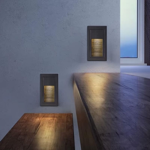 Світильник для сходів у чорному вертикальному корпусі 100х55 мм