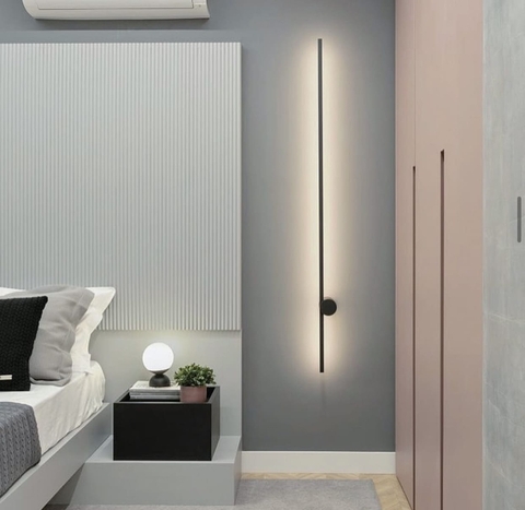 Линейный настенный светильник в черном каркасе