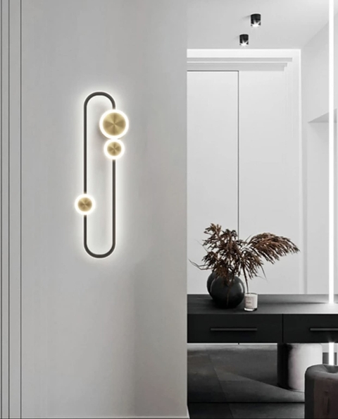 Бра у видовженому чорному корпусі