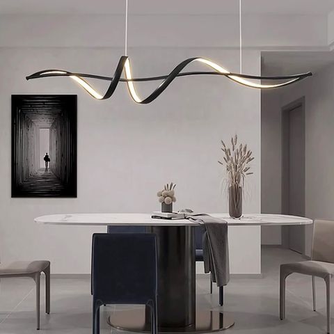 Волнообразная люстра в черном корпусе длиной 100 см
