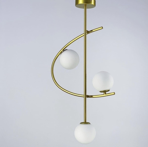 Люстра в золотистом корпусе на 3 миниатюрных белых матовых плафона.