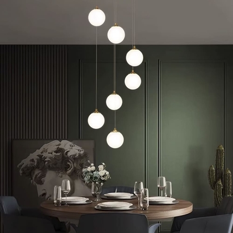 Люстра-пучок на 7 білих плафонів у латунному корпусі