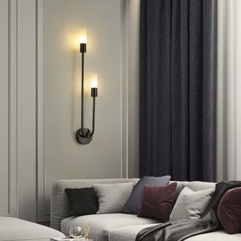 Стіновий видовжений світильник у чорному корпусі з білими плафонами 55х12 см