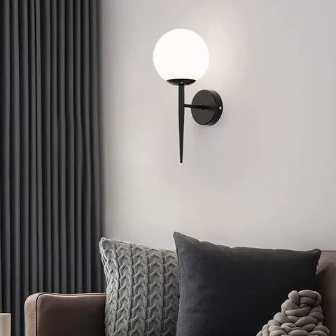 Бра у чорному лаконічному корпусі із білим плафоном 38х14 см