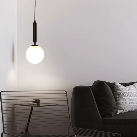 Підвісний світильник в чорному корпусі з білим плафоном 