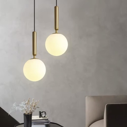 Підвісний світильник в латунному корпусі з білим плафоном