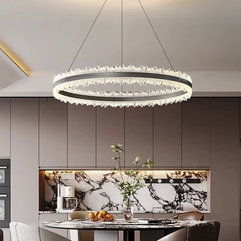 Очаровательная подвесная люстра в черном корпусе с кольцом Ø 80 см