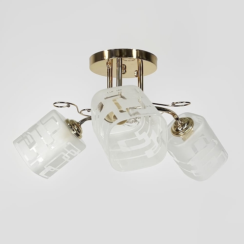 Золота люстра на 3 матових плафони з узором Ø 45 см