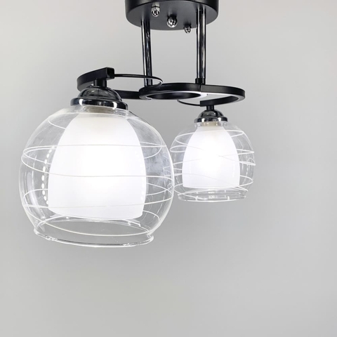 Потолочная люстра в черном корпусе на 2 двойных плафона в корпусе 45 см