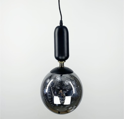 Підвісний світильник в чорному корпусі з об‘ємним графітовим плафоном