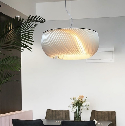 Изящный белый светильник с декоративными лепестками Ø 80 см