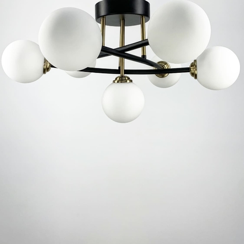 Стриманий світильник у чорному корпусі