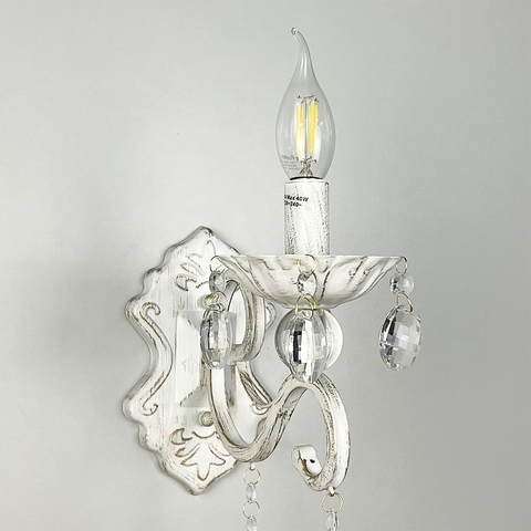 Бра-свічка із кришталевими підвісками у білому корпусі із позолотою