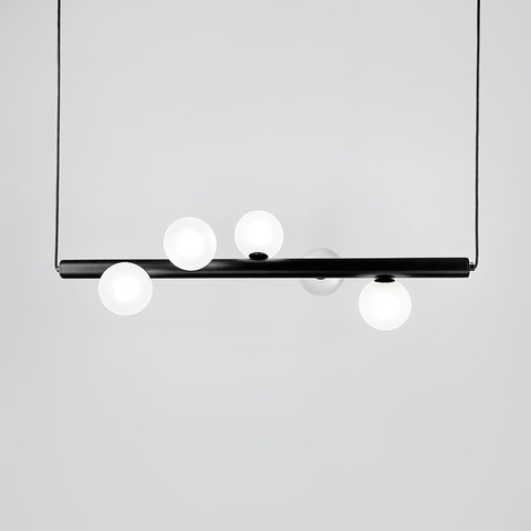 Горизонтальна люстра з 7 білими плафонами у чорному каркасі 80 см