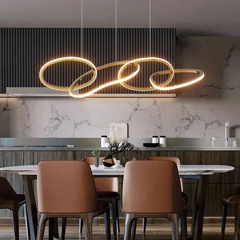 Эффектная удлиненная латунная люстра в корпусе 100х25 см