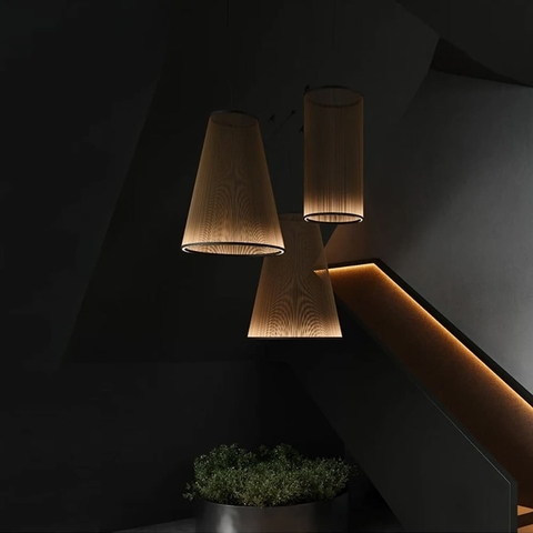 Світильник з білими вертикалями у чорному корпусі Ø55×112 см