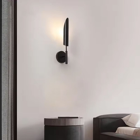 Бра в чорному корпусі з металевим видовженим плафоном 