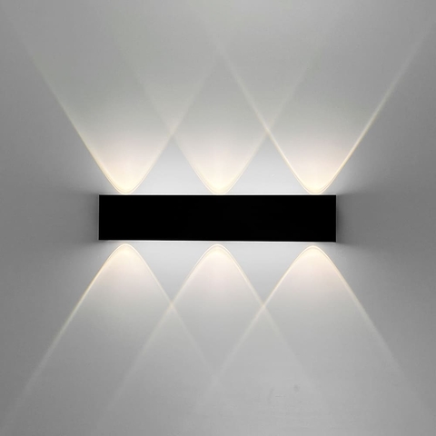 Бра із ефектним світлом у чорному корпусі 30х6 см